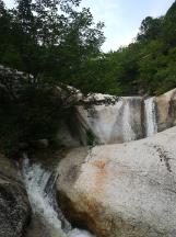 繁华都市里的地下王国，生存着2000多人，一旦住进去，便是为了等死